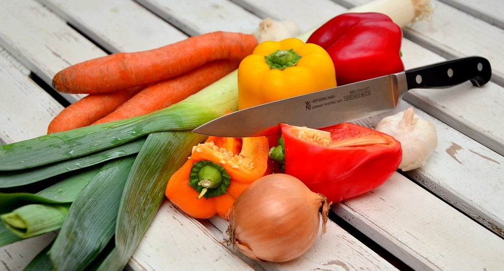 Nabroušený nůž a zelenina