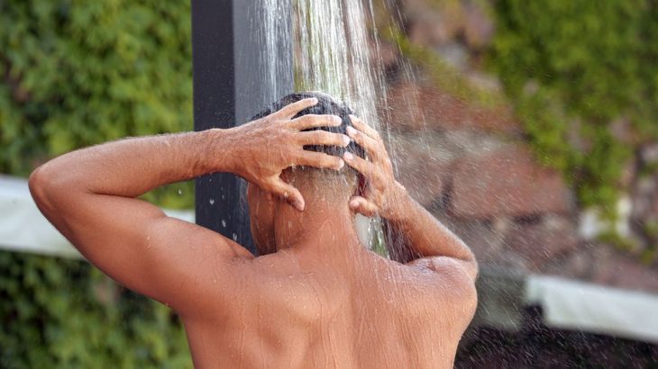 Jak se zchladit na zahradě – pomůže vám šikovná zahradní sprcha