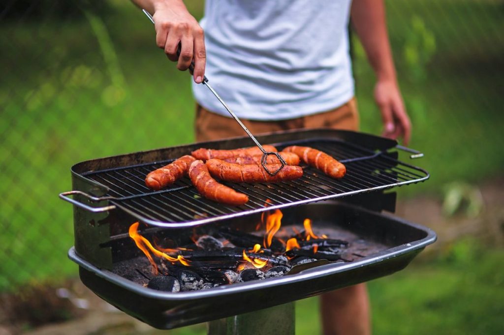 Chytrý způsob čištění grilu: Mokré noviny si se špínou poradí