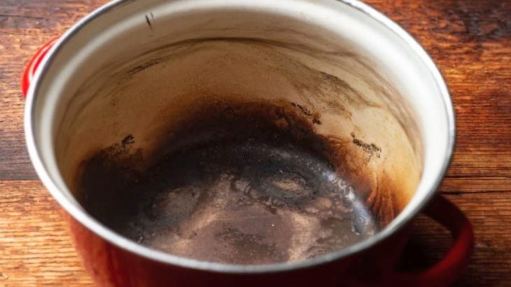 Zašlou nečistotu na špinavém nádobí spolehlivě zničí soda s peroxidem vodíku