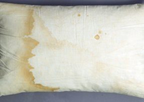 Jak odstranit žluté skvrny z polštáře: Použijte obyčejný saponát