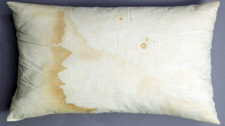 Jak odstranit žluté skvrny z polštáře: Použijte obyčejný saponát