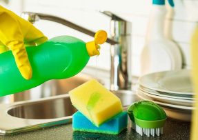 Žluté skvrny z plastu vyzmizíkuje ocet a bělidlo