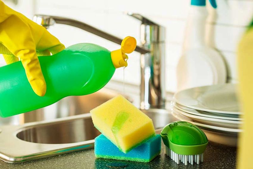 Ponechávání špinavého nádobí ve dřezu může mít negativní dopady na vaši domácnost nejenom z hlediska hygieny a pohodlí.