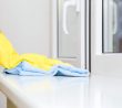 Usazování prachu nebývá obvykle právě příjemné – předejít mu však můžete díky jednomu opravdu šikovnému a levnému triku.