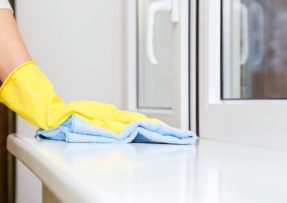 Usazování prachu nebývá obvykle právě příjemné – předejít mu však můžete díky jednomu opravdu šikovnému a levnému triku.