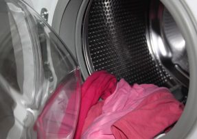 Jak ušetřit při praní: Někdy stačí dávat do pračky méně prádla