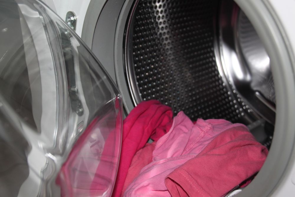 Pokud se čas od času potýkáte s nepříjemně obarveným prádlem, naučte se do pračky preventivně přidávat docela obyčejné bobkové listy