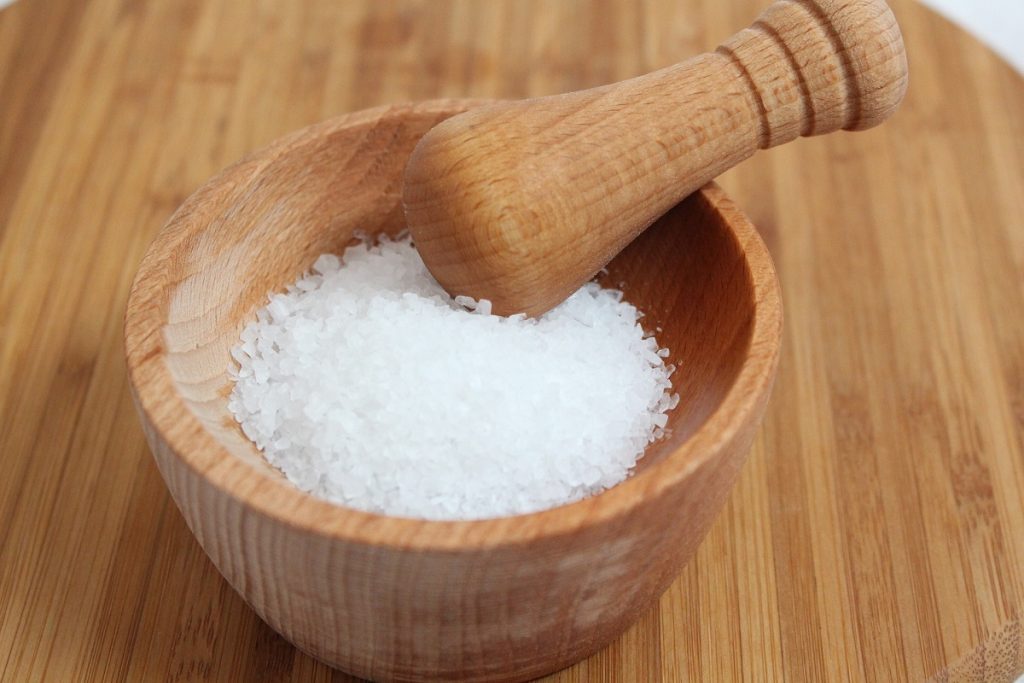 Proč dávat sůl pod postel: Umí pohltit vlhkost a zamezit tvorbě plísní