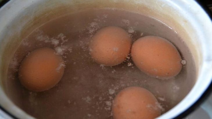 Vajíčko lze oloupat už za 3 sekundy, postačí vám jenom lžíce