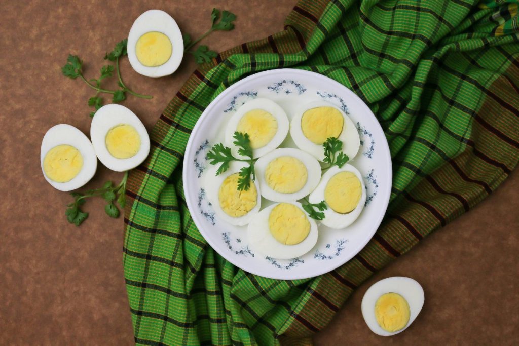 Loupání vajíček nemusí být pracné ani zdlouhavé – pokud si vezmete na pomoc obyčejnou lžíci na polévku, budete mít vše hotovo skoro okamžitě