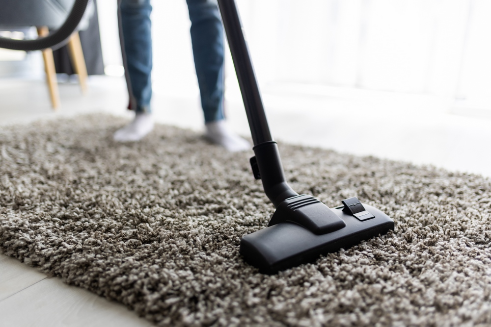 Před čištěním skvrn koberec vždy vysajte