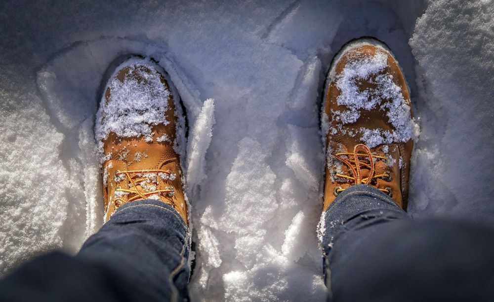 Abyste se mohli v zimě cítit bezpečně i na sněhu a ledu, měli byste se na ně řádně připravit – zaměřte se především na podrážky svých bot.