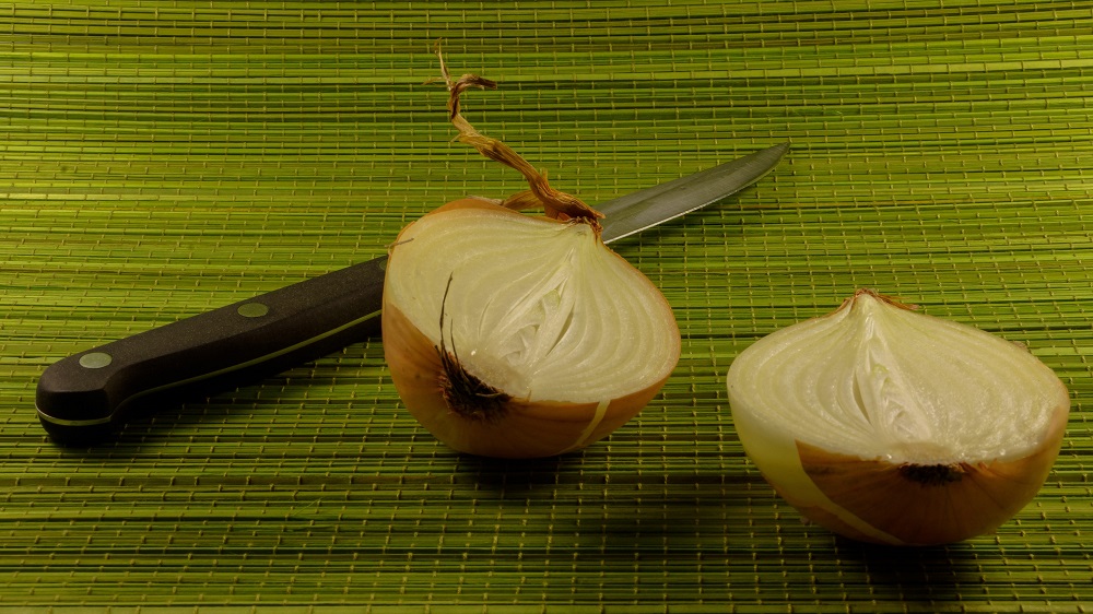 Rozkrojená cibule a nůž
