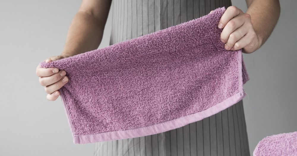 Pokud už vaše ručníky po letech praní nevypadají v takové kondici jako obvykle, zkuste je vyprat s pečicím práškem.