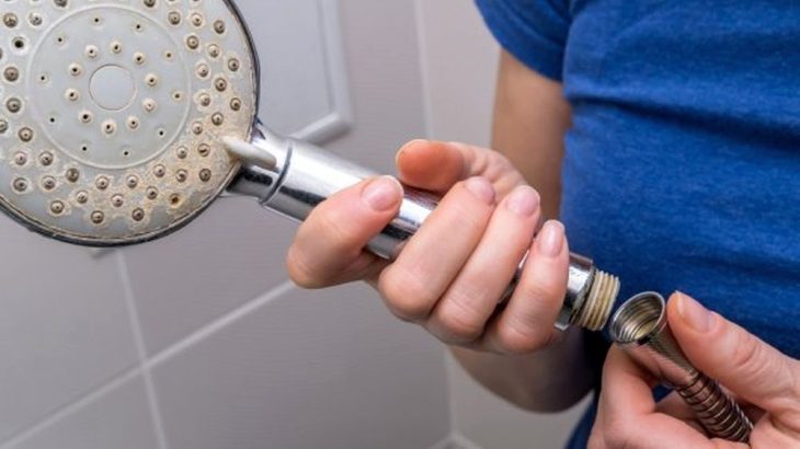 Aby vám vodní kámen nenadělal v koupelně více vrásek, než je nezbytně třeba, vsaďte na jeho šikovné odstranění domácími prostředky.