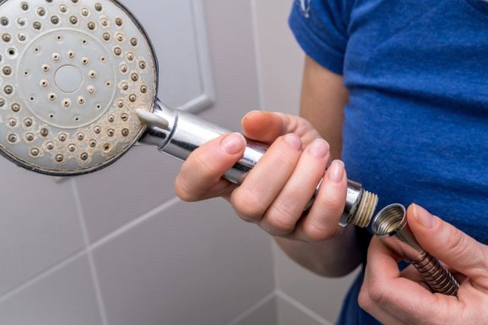 Aby vám vodní kámen nenadělal v koupelně více vrásek, než je nezbytně třeba, vsaďte na jeho šikovné odstranění domácími prostředky.