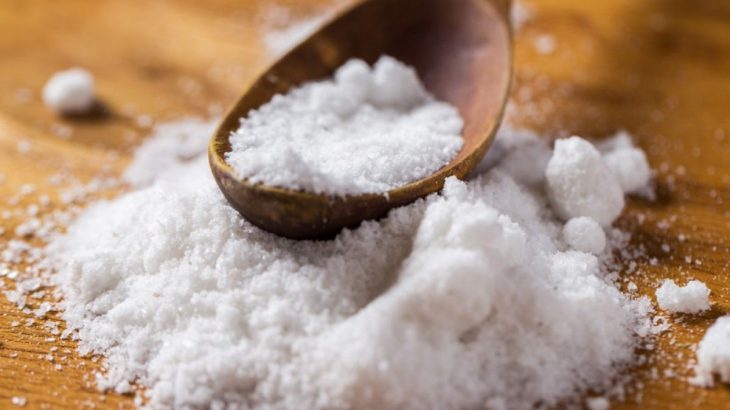 Sůl pomáhá čistit pračku a udržovat barvy prádla. Doporučuje se používat speciální sůl pro praní, ale vystačíte si i s tou kuchyňskou