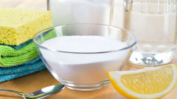 Do houbičky na nádobí vymačkejte citron, skvělá kombinace pro úklid