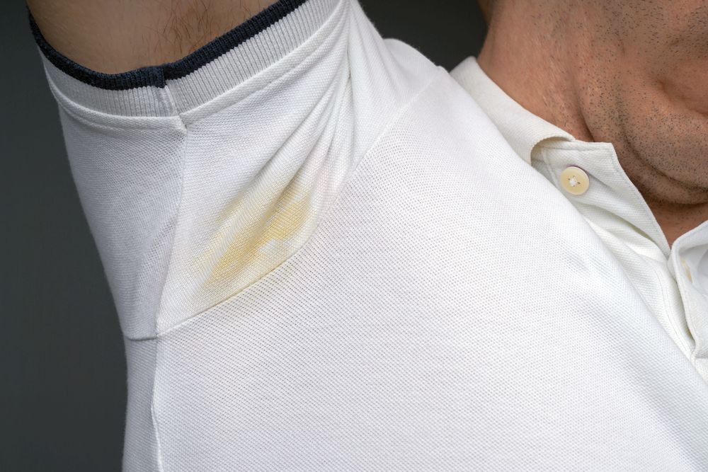 Žluté skvrny na bílém oblečení můžete odstranit pomocí peroxidu vodíku opravdu snadno – zachráníte tak jakýkoli kus.