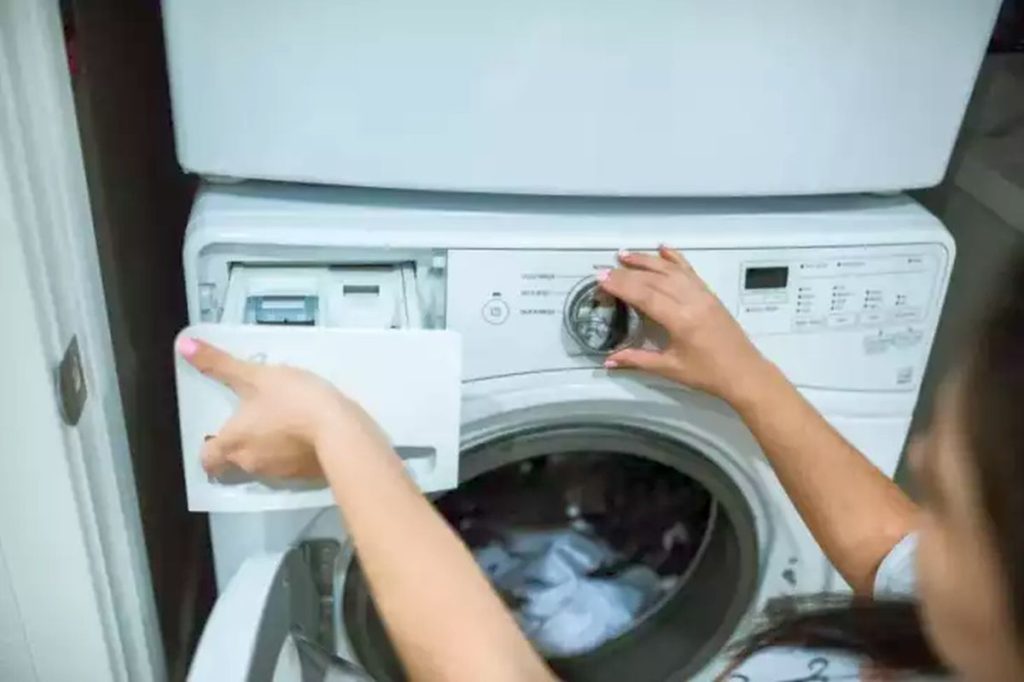 Zapáchající prádlo: Chce to vyčistit pračku, s čištěním pomůže obyčejná ústní voda