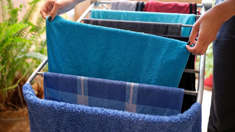 Sušení prádla na topení může být skutečně chybou z několika důvodů. Pokud to také děláte, ihned s tím raději přestaňte.