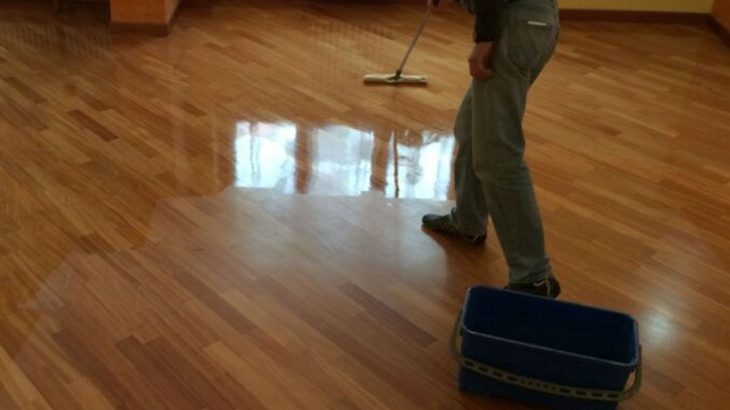 Proč babičky přidávaly do vody na mytí podlahy sůl: Obyčejný trik měl výsledky