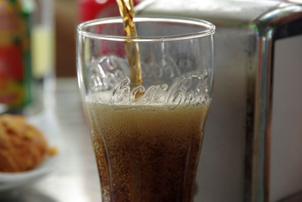 Proč mít doma coca-colový nápoj: Dokáže posloužit jako hasičák