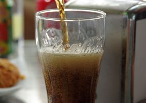 Proč mít doma coca-colový nápoj: Dokáže posloužit jako hasičák