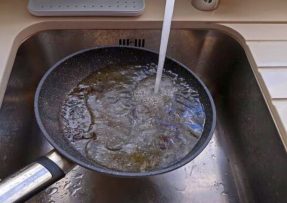 Co s olejem po smažení: Do záchodu nepatří, za to hrozí pokuta