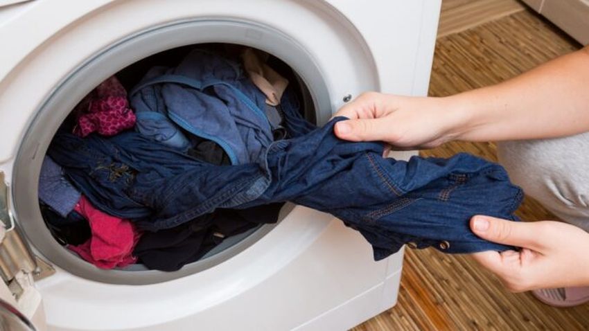 Dlouhodobé ponechávání mokrých věcí v pračce může způsobit nepříjemný zápach v ní samotné a prádlo se tím také ničí.
