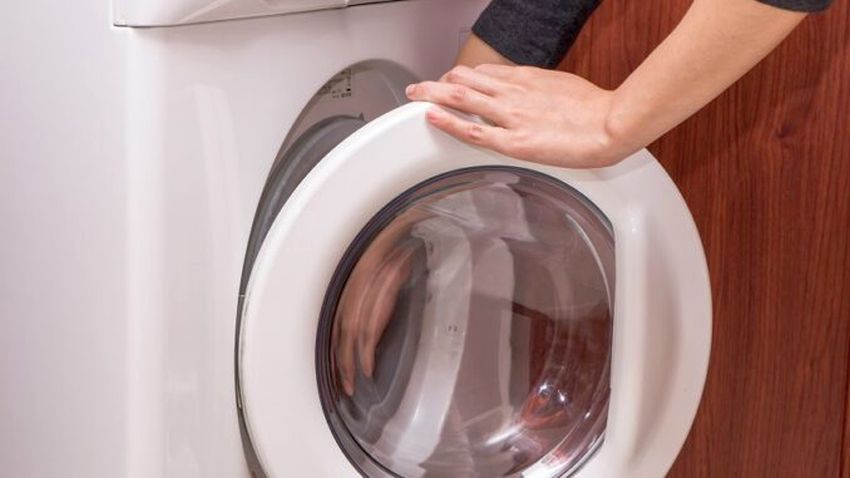 Pokud se chcete zbavit plísně z pračky, můžete použít kombinaci chloru a octa. Je však třeba postupovat velmi opatrně.