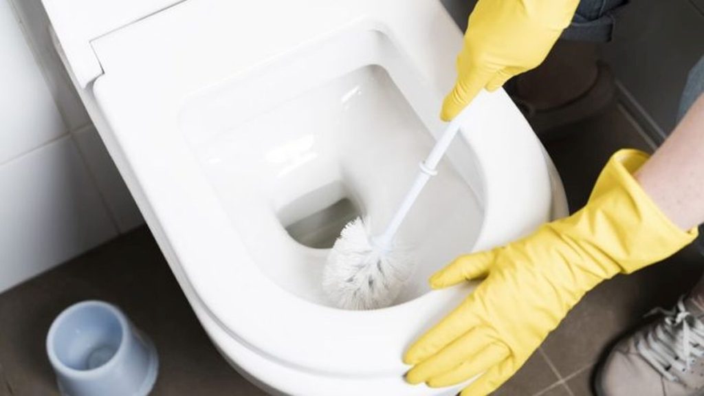 Proč sypat do záchodu sůl: Pomáhá zničit bakterie a neutralizuje zápach