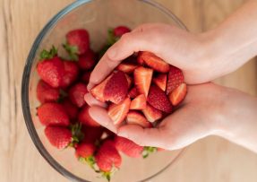 Proč namáčet jahody do slané vody: Snadný trik řeší obávaný problém