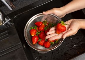 Proč dávat jahody před konzumací do vody se sodou: Budou čistější