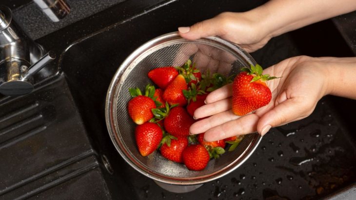 Proč dávat jahody před konzumací do vody se sodou: Budou čistější