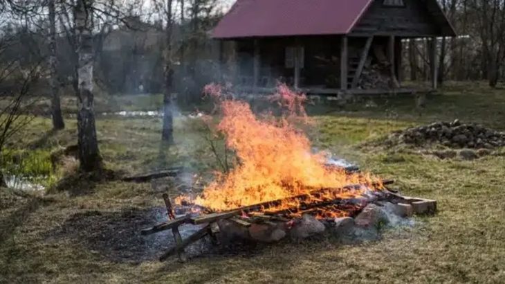 Pálení trávy na zahradě nepřipadá k úvahu, hrozí za něj pokuta