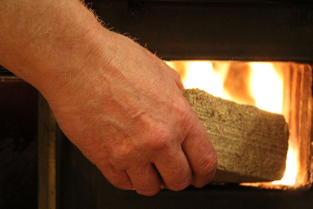 Pokud chcete letos ušetřit na vytápění, měli byste na tom začít pracovat už teď. Můžete si například vyrobit vlastní brikety.