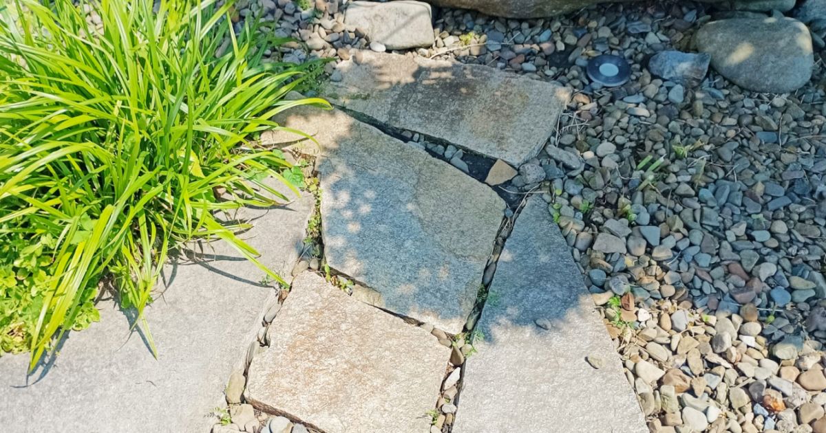 Stačí pár dlaždic na zahradě a úřad vám přepočítá zastavěnou plochu pozemku. Tisíce majitelů domů to netuší