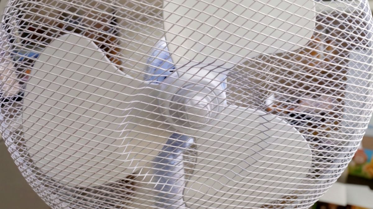 Ventilátor namířený ven z okna může urychlit noční ochlazování bytu