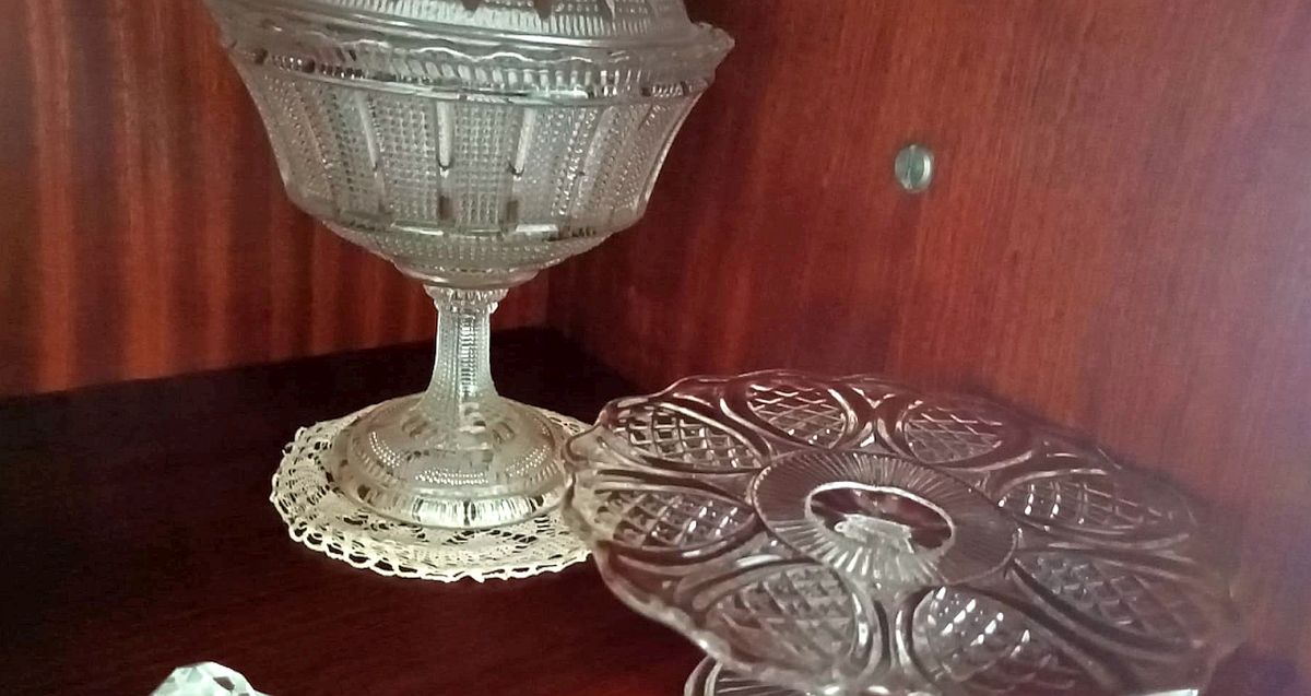Při úklidu kredence nevyhazujte staré pohárky s květinovými vzory. Sběratelé za jednu sadu platí stovky korun a zájem rychle roste