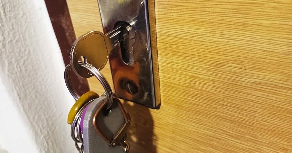 Tři triky na zlomený klíč v zámku. Nejrychlejší zabere 10 sekund a nepotřebujete k němu nic víc než kancelářskou sponku