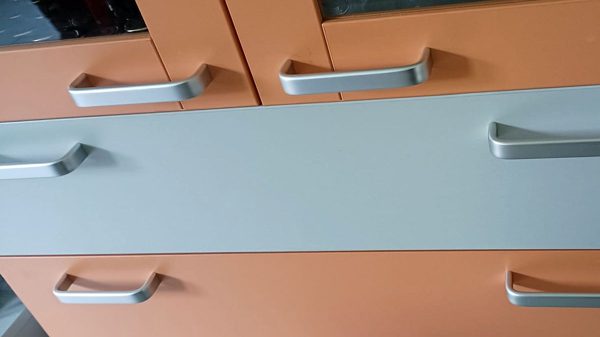 Kuchyňské skříňky lze zbavit mastnoty pomocí jednoduchého domácího čisticího prostředku