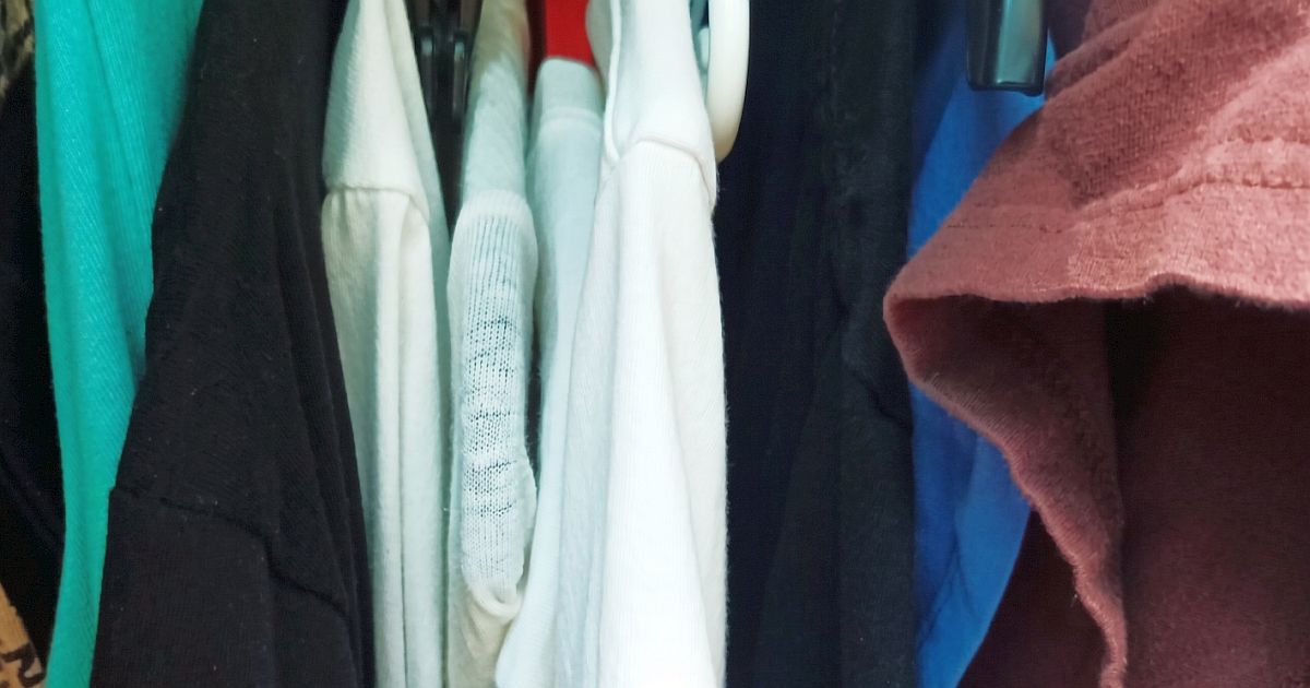 Jak odstranit žluté skvrny z bílého prádla pomocí běžně dostupné tablety