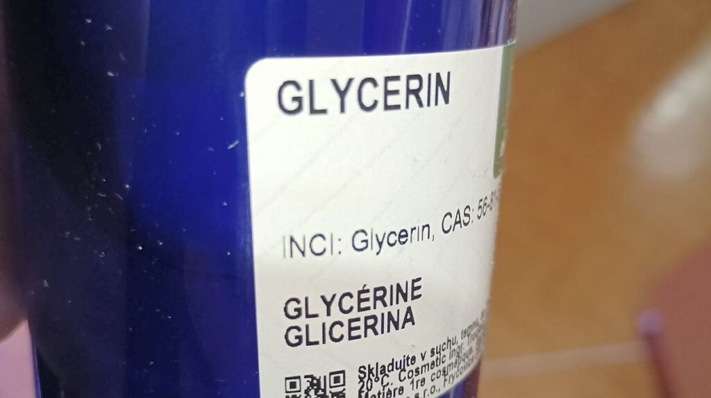 Glycerin vytvoří na hladkém povrchu tenký film, který brání usazování prachu