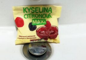 Obyčejná kyselina citronová vám s úklidem koupelny skvěle pomůže, na některé povrchy ji ale aplikovat nesmíte