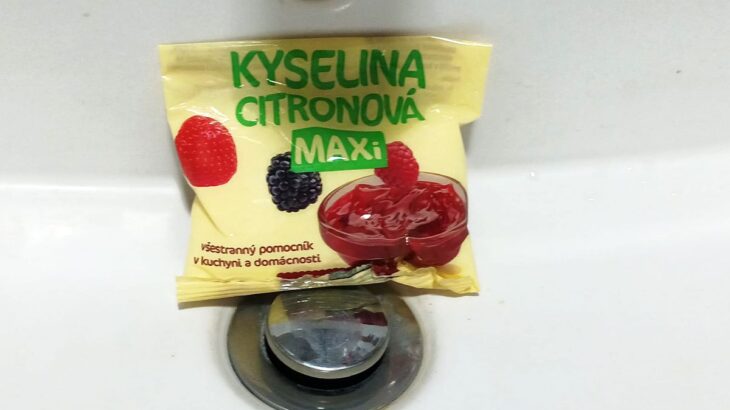 Obyčejná kyselina citronová vám s úklidem koupelny skvěle pomůže, na některé povrchy ji ale aplikovat nesmíte