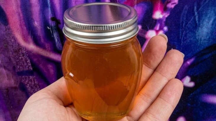 Domácí tymiánový sirup má barvu jako med