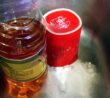Soda a ocet ucpaný odtok pročistí, bez hrnku bude ale jejich efekt mnohem menší