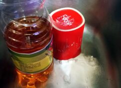 Soda a ocet ucpaný odtok pročistí, bez hrnku bude ale jejich efekt mnohem menší